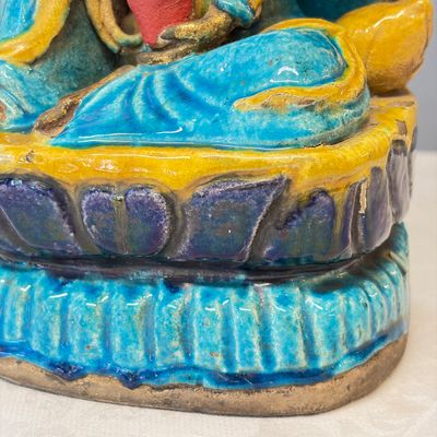 A Chinese gilt-decorated Fahua-glazed stoneware 'Bodhisattva with Attendants' group — photo 10