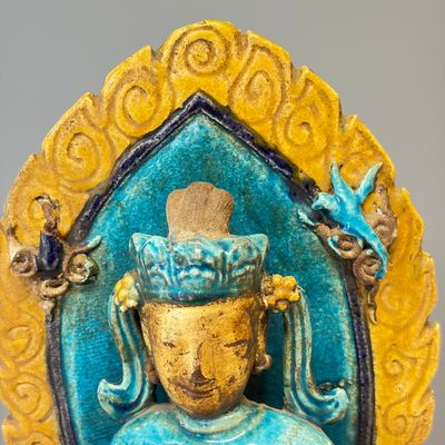 A Chinese gilt-decorated Fahua-glazed stoneware 'Bodhisattva with Attendants' group — photo 2