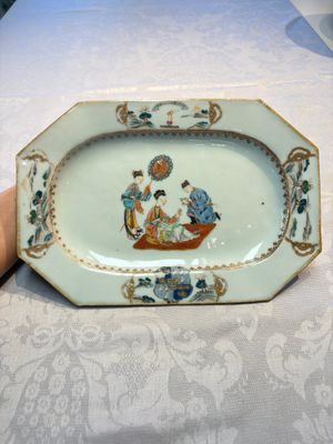 A Chinese gilt-decorated famille rose armorial dish with the arms of Gordon quartering Forbes for the English market, Qianlong, ca. 1745 — foto 1