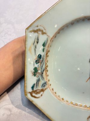 A Chinese gilt-decorated famille rose armorial dish with the arms of Gordon quartering Forbes for the English market, Qianlong, ca. 1745 — foto 2