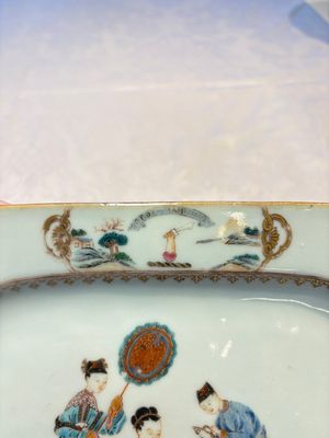 A Chinese gilt-decorated famille rose armorial dish with the arms of Gordon quartering Forbes for the English market, Qianlong, ca. 1745 — foto 3