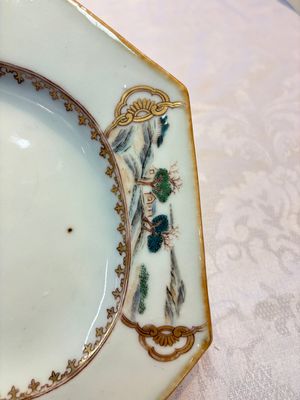 A Chinese gilt-decorated famille rose armorial dish with the arms of Gordon quartering Forbes for the English market, Qianlong, ca. 1745 — foto 4
