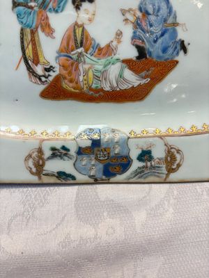 A Chinese gilt-decorated famille rose armorial dish with the arms of Gordon quartering Forbes for the English market, Qianlong, ca. 1745 — foto 5