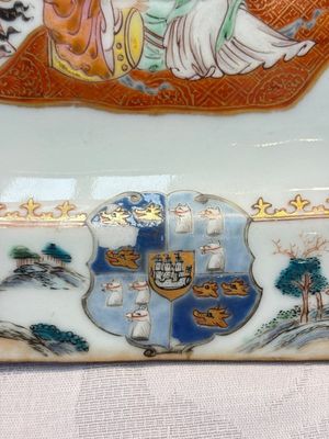 A Chinese gilt-decorated famille rose armorial dish with the arms of Gordon quartering Forbes for the English market, Qianlong, ca. 1745 — foto 6