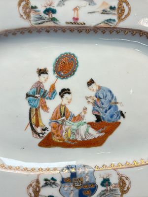 A Chinese gilt-decorated famille rose armorial dish with the arms of Gordon quartering Forbes for the English market, Qianlong, ca. 1745 — foto 7