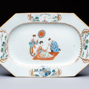A Chinese gilt-decorated famille rose armorial dish with the arms of Gordon quartering Forbes for the English market, Qianlong, ca. 1745 — foto 1