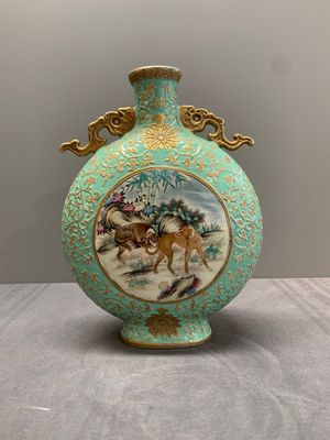 A Chinese gilt-decorated famille rose turquoise 'monkeys' and 'dogs' moon flask, Qianlong mark, 20th C. — photo 1