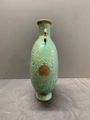 A Chinese gilt-decorated famille rose turquoise 'monkeys' and 'dogs' moon flask, Qianlong mark, 20th C. — photo 2