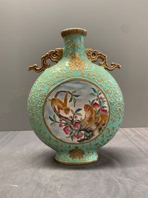 A Chinese gilt-decorated famille rose turquoise 'monkeys' and 'dogs' moon flask, Qianlong mark, 20th C. — photo 3