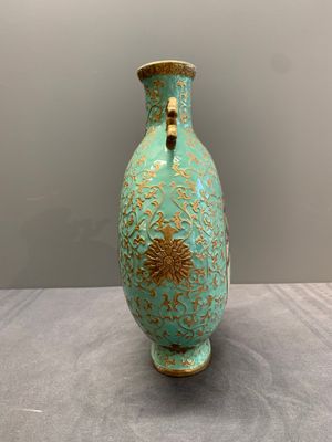 A Chinese gilt-decorated famille rose turquoise 'monkeys' and 'dogs' moon flask, Qianlong mark, 20th C. — photo 4