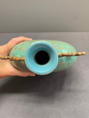 A Chinese gilt-decorated famille rose turquoise 'monkeys' and 'dogs' moon flask, Qianlong mark, 20th C. — photo 5