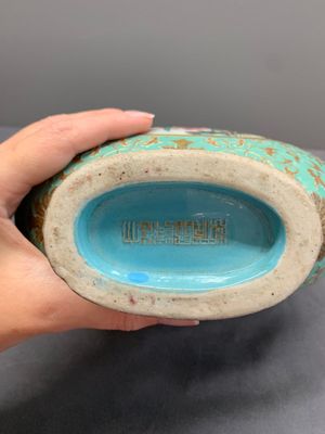 A Chinese gilt-decorated famille rose turquoise 'monkeys' and 'dogs' moon flask, Qianlong mark, 20th C. — photo 6