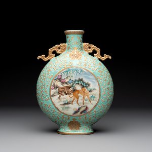 A Chinese gilt-decorated famille rose turquoise 'monkeys' and 'dogs' moon flask, Qianlong mark, 20th C. — photo 1