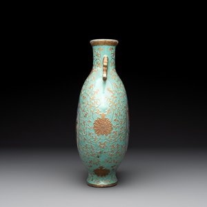 A Chinese gilt-decorated famille rose turquoise 'monkeys' and 'dogs' moon flask, Qianlong mark, 20th C. — photo 2