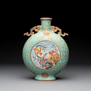 A Chinese gilt-decorated famille rose turquoise 'monkeys' and 'dogs' moon flask, Qianlong mark, 20th C. — photo 3