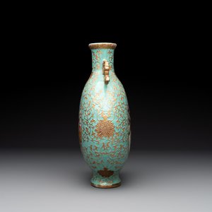 A Chinese gilt-decorated famille rose turquoise 'monkeys' and 'dogs' moon flask, Qianlong mark, 20th C. — photo 4