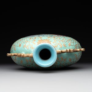 A Chinese gilt-decorated famille rose turquoise 'monkeys' and 'dogs' moon flask, Qianlong mark, 20th C. — photo 5