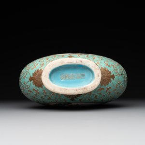 A Chinese gilt-decorated famille rose turquoise 'monkeys' and 'dogs' moon flask, Qianlong mark, 20th C. — photo 6