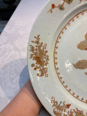 A Chinese gilt-decorated famille verte dish with floral design, 18th C. — photo 3