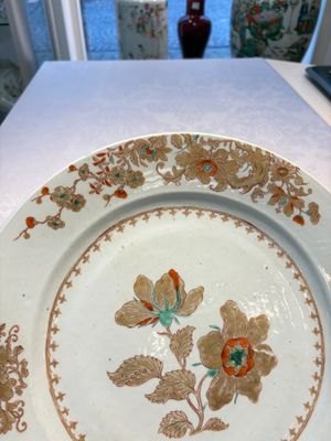 A Chinese gilt-decorated famille verte dish with floral design, 18th C. — photo 4