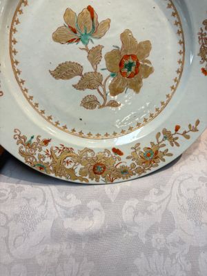 A Chinese gilt-decorated famille verte dish with floral design, 18th C. — photo 6