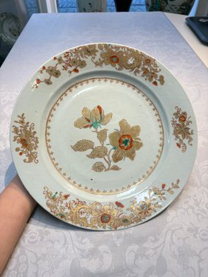 A Chinese gilt-decorated green- and red-enamelled dish with a floral design, 18th C. — foto 1