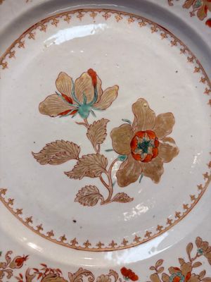 A Chinese gilt-decorated green- and red-enamelled dish with a floral design, 18th C. — foto 2