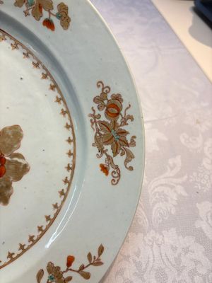 A Chinese gilt-decorated green- and red-enamelled dish with a floral design, 18th C. — foto 5