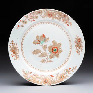 A Chinese gilt-decorated green- and red-enamelled dish with a floral design, 18th C. — foto 1
