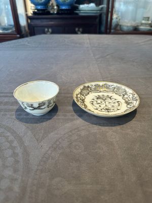 A Chinese gilt-decorated grisaille armorial cup and saucer, Qianlong — foto 1