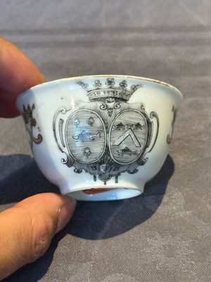 A Chinese gilt-decorated grisaille armorial cup and saucer, Qianlong — foto 13