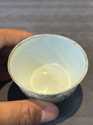 A Chinese gilt-decorated grisaille armorial cup and saucer, Qianlong — foto 14