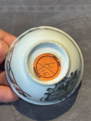 A Chinese gilt-decorated grisaille armorial cup and saucer, Qianlong — foto 15