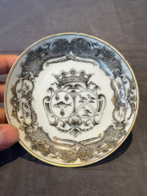 A Chinese gilt-decorated grisaille armorial cup and saucer, Qianlong — foto 2