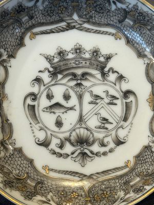 A Chinese gilt-decorated grisaille armorial cup and saucer, Qianlong — foto 3
