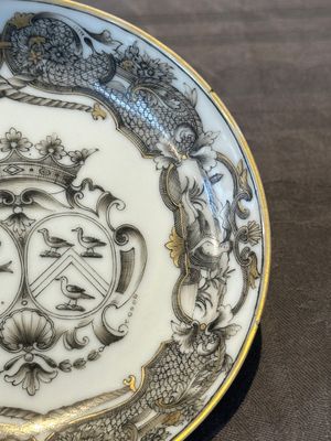 A Chinese gilt-decorated grisaille armorial cup and saucer, Qianlong — foto 4