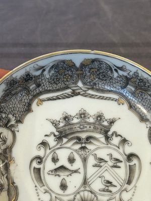 A Chinese gilt-decorated grisaille armorial cup and saucer, Qianlong — foto 5