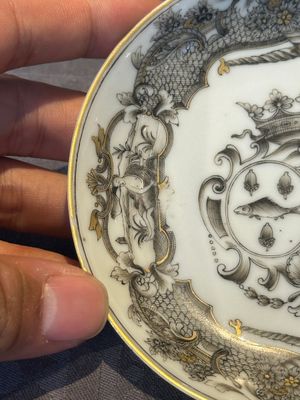 A Chinese gilt-decorated grisaille armorial cup and saucer, Qianlong — foto 6
