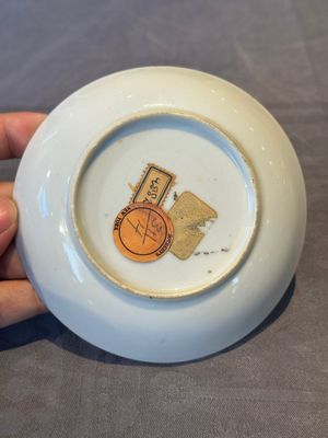 A Chinese gilt-decorated grisaille armorial cup and saucer, Qianlong — foto 7