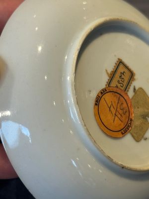 A Chinese gilt-decorated grisaille armorial cup and saucer, Qianlong — foto 8