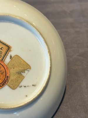 A Chinese gilt-decorated grisaille armorial cup and saucer, Qianlong — foto 9