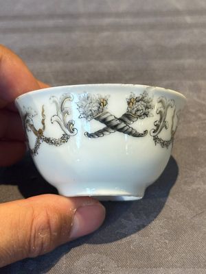A Chinese gilt-decorated grisaille armorial cup and saucer, Qianlong — foto 10