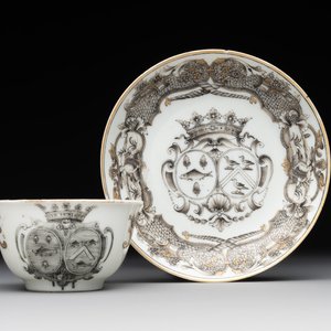 A Chinese gilt-decorated grisaille armorial cup and saucer, Qianlong — foto 1