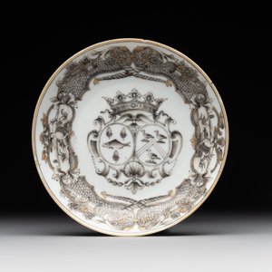 A Chinese gilt-decorated grisaille armorial cup and saucer, Qianlong — foto 2