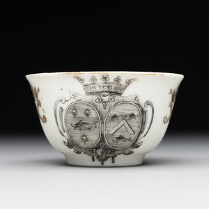 A Chinese gilt-decorated grisaille armorial cup and saucer, Qianlong — foto 4