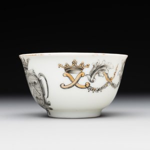 A Chinese gilt-decorated grisaille armorial cup and saucer, Qianlong — foto 5