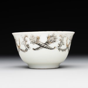 A Chinese gilt-decorated grisaille armorial cup and saucer, Qianlong — foto 6
