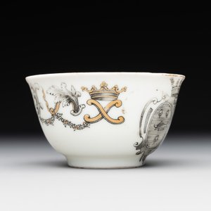 A Chinese gilt-decorated grisaille armorial cup and saucer, Qianlong — foto 7