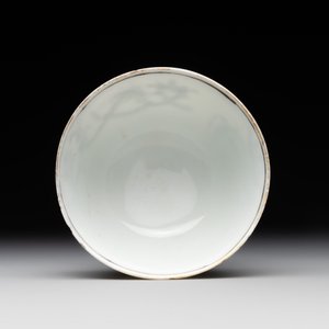 A Chinese gilt-decorated grisaille armorial cup and saucer, Qianlong — foto 8