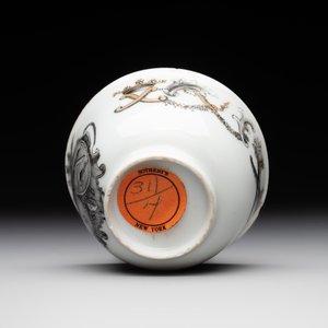 A Chinese gilt-decorated grisaille armorial cup and saucer, Qianlong — foto 9